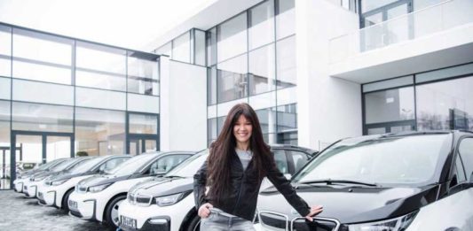 Руслана пересела на электромобиль BMW i3