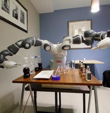 В Киеве презентовали робота YuMi, который умеет дирижировать и делать коктейли