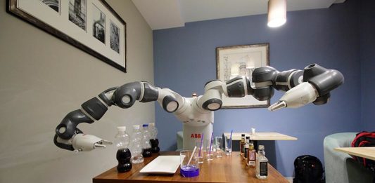 В Киеве презентовали робота YuMi, который умеет дирижировать и делать коктейли