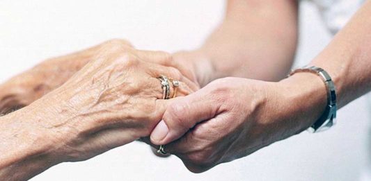 Legrand становится ближе к пожилым и немощным людям Электроблюз-Legrand-автономные-решения-для-пожилых