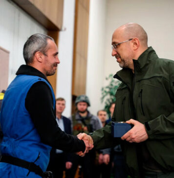 Електроблюз-прем'єр-міністр-вручив-нагороди-енергетикам