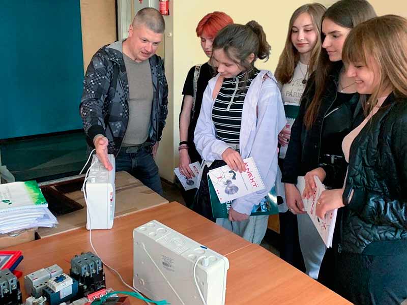 Електроблюз-компанія-E.NEXT-Україна-продовжує-підтримувати-освіту-1