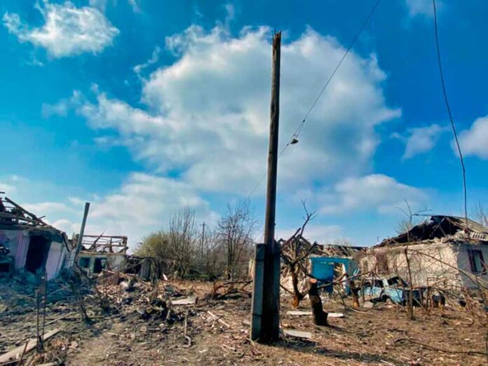 Електроблюз-в-102-населених-пунктах-Донеччині-й-Дніпропетровщини-енергетики-відремонтували-пошкоджені-мережі