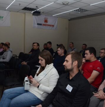 Системи «розумного дому» та Resi9 Schneider Electric: в Києві пройшла зустріч електриків електроблюз_електрики_зустріч