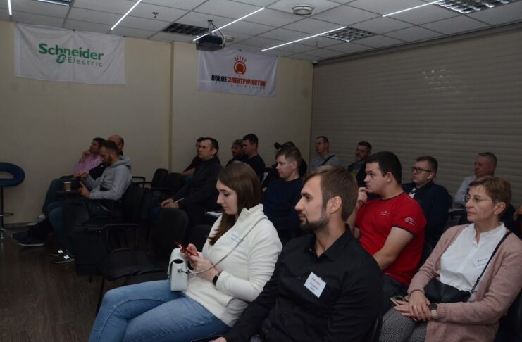 Системи «розумного дому» та Resi9 Schneider Electric: в Києві пройшла зустріч електриків електроблюз_електрики_зустріч