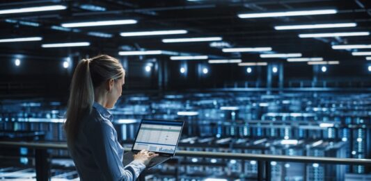 Schneider Electric оголошує про оновлення основної платформи EcoStruxure™ Power, що покращує енергетичну та експлуатаційну ефективність і надійність системи електроблюз_Schneider_EcoStruxure