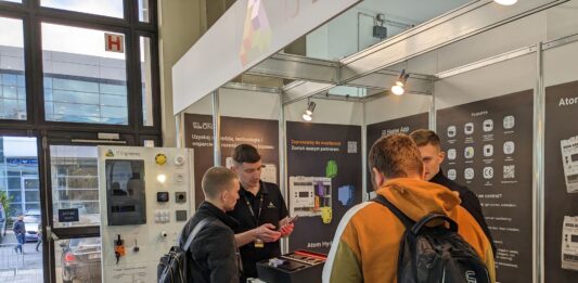 Українська i3 Engineering вперше представила свою систему розумного дому на виставці у Польщі електроблюз_розумнийдам_польща